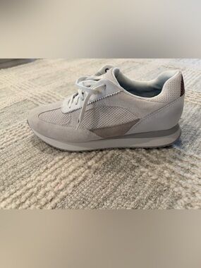 Men's Johnson and Murphy Lace-Up  Sneaker in Off White + Light Gray
